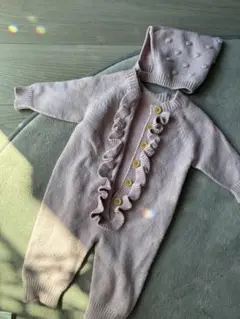 フリル付き薄いピンクロンパース　帽子付き