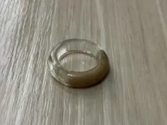 ベージュとクリアのリング