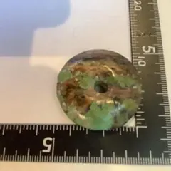 緑茶色のドーナツ型ルース石