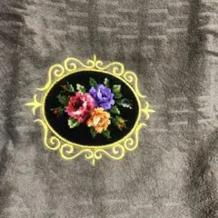 花の刺繍付きグレーのバスタオル