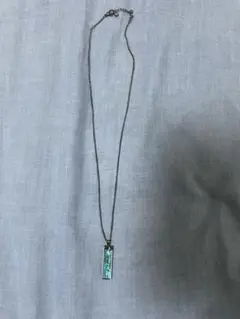 青緑色の長方形ペンダントネックレス