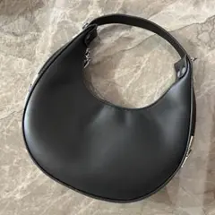 ハーフムーンバッグ　ブラック　ハンドバッグ　シルバー