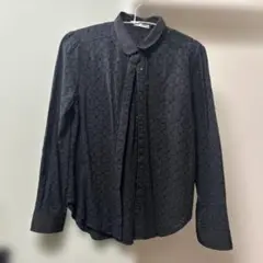 gu黒い刺繍入り長袖シャツ