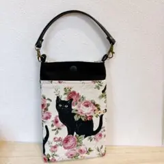 黒猫とバラ柄のスマホポーチ　ハンドメイド