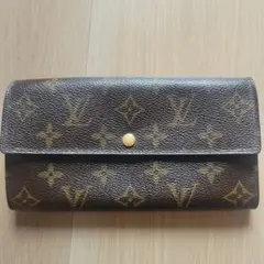 新しい財布を購入したので出品致します。写真のとおり傷がございます。