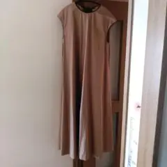ベージュ ノースリーブ ロングワンピース