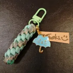 ㉗【444円商品３つ999円】アンブレラ 猫チャーム　パラコード キーホルダー