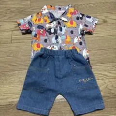 像柄シャツ、デニムパンツ