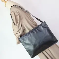 b682 グッチ ショルダーバッグ レザー黒ブラック肩掛け肩かけワンハンドル