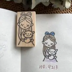 スタンプ　No. 9213クマを抱いた女の子