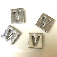 イニシャル　プレート型　メタルパーツ　アルファベット　4個セット　シルバー　　V