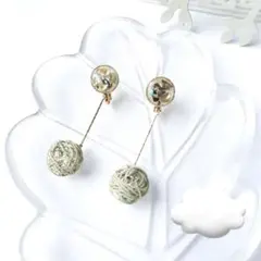 ハンドメイド イヤリング きらきら ベージュ ＆ ゆらゆら ボール イヤリング