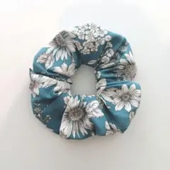 ハンドメイド　ブルーグレーベース　白いお花柄シュシュ
