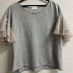 値下げearth music&ecology フリル付きグレーTシャツ　フリル袖