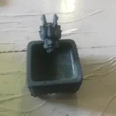 ドラゴン頭部付き陶器容器