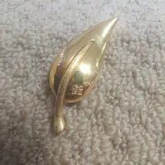 希少 GIVENCHY ブローチ リーフ