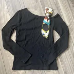 オフショルダー黒長袖トップス
