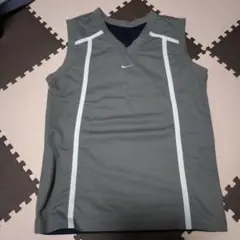 Nike グレー Vネック ノースリーブ タンクトップ