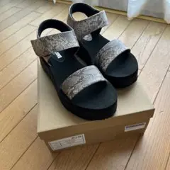 MUUM グリッターソールソフトストラップサンダル OKHB
