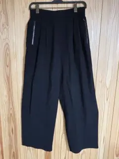 黒のジッパーポケット付きパンツ