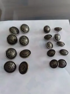 エンブレムデザインの金属製ボタン約18個セット