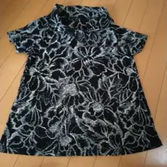 黒とグレーの総柄半袖Tシャツ