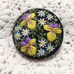 35.刺繍ブローチ　ハンドメイド