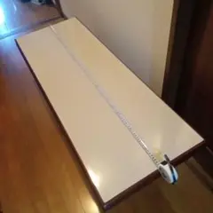 クリーム色の木製ローテーブル