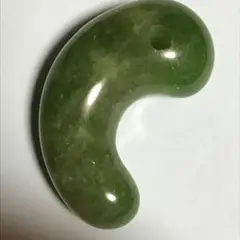 茶色がかった薄い緑の勾玉