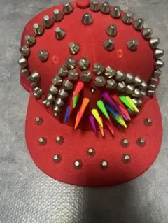 スパイク付き赤キャップ