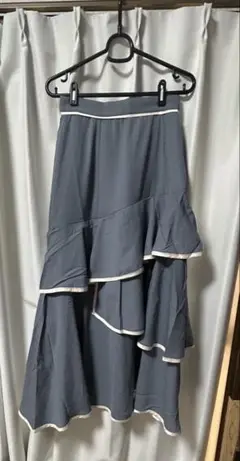 フリル付きグレーのロングスカート