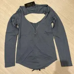 バックオープン　背中あき　トップス