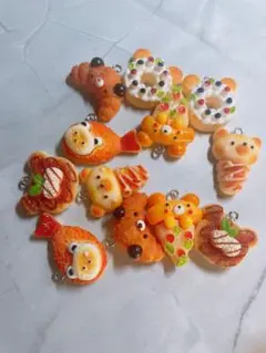 クマ　パン　パンケーキ　フードチャーム　カン付き