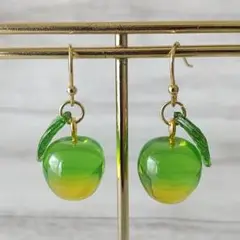 No.2230 青りんご ピアス ハンドメイド レジン