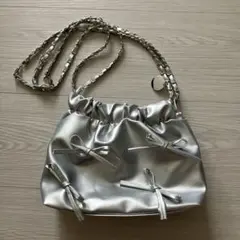 リボン付きシルバーショルダーバッグ