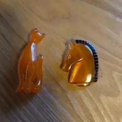 オレンジ色の樹脂製猫と馬のブローチセット