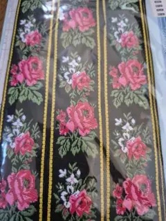 刺繍入りリボン 黒地 ピンクのバラ