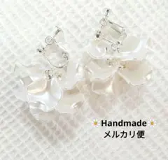 608.お花イヤリング✾匿名配送✾送料込み✾揺れるホワイトフラワー花弁