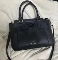 リボン付きブラックハンドバッグ