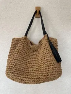 ベージュトートバッグかごバッグ　夏バッグ　タッセル付き