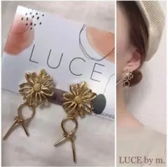 370 ゴールド 透かしフラワー 小ぶり 結びリング リボンピアス イヤリング