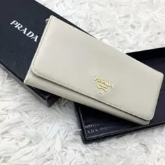 プラダ 二つ折り長財布 サフィアーノレザー メタルロゴ ゴールド金具 白