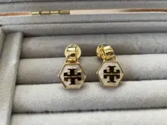 トリバーチ　ゴールド 六角形 スタッドピアス