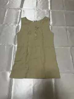 ベージュ ノースリーブ