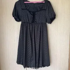 黒のドット柄ひざ丈ワンピース