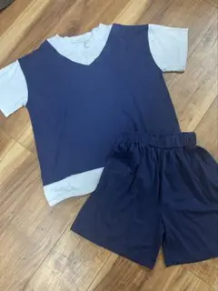 キッズ VネックTシャツとショートパンツセット