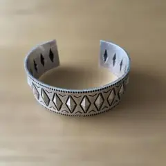 幾何学模様 シルバー バングル