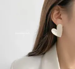 かわいい白いハット方ピアス