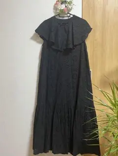 黒のフリル付きロングワンピース &.NOSTALGIA