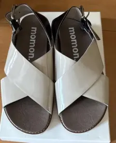 momon. 本革エナメル　ベージュ クロスストラップ サンダル